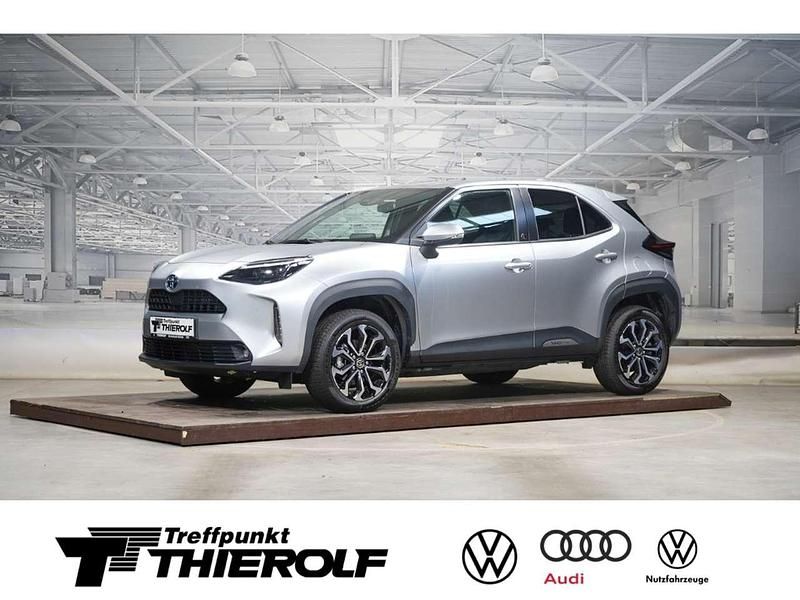Silver metallic Gebraucht 2022 Toyota Yaris Cross Team SUV | 24.480 € (Fairer Preis) - Bild 1/4