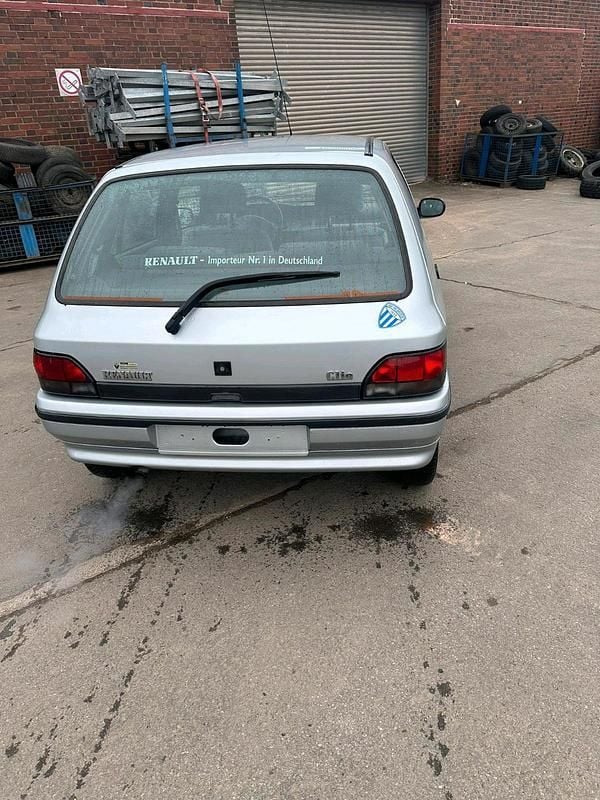 Second-hand Renault Clio 75 CP (55 kW) 1995 Argintiu Hatchback