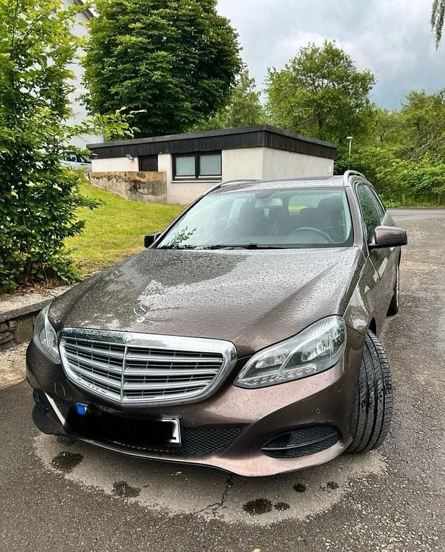 Braun Gebraucht 2014 Mercedes E220 Kombi | 10.200 € (Guter Preis) - Bild 1/4