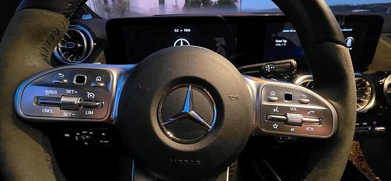 Silber Gebraucht 2021 Mercedes GLA250 Style SUV | 36.500 € (Fairer Preis) - Bild 1/4