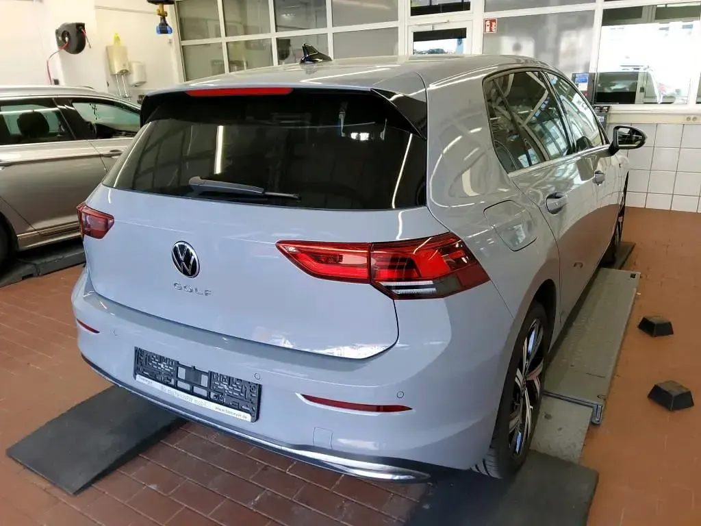 Gebraucht VW Golf VIII Style 131 PS (96 kW) 2024 Mondsteingrau Limousine