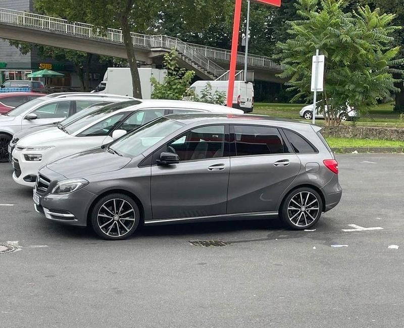 Grün Gebraucht 2014 Mercedes B180 Edition Van / Kleinbus | 10.200 € (Fairer Preis) - Bild 1/4