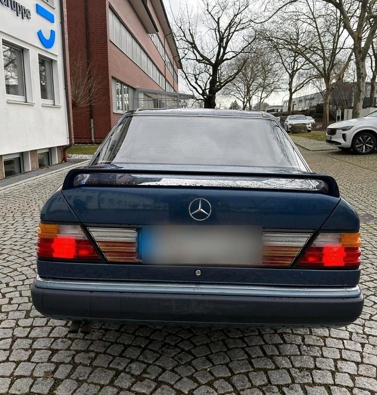 Gebraucht Mercedes E260 160 PS (117 kW) 1990 Blau Limousine