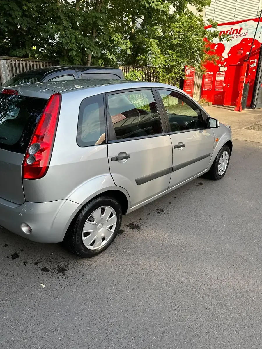 Gebraucht Ford Fiesta 80 PS (58 kW) 2007 Silber Kleinwagen