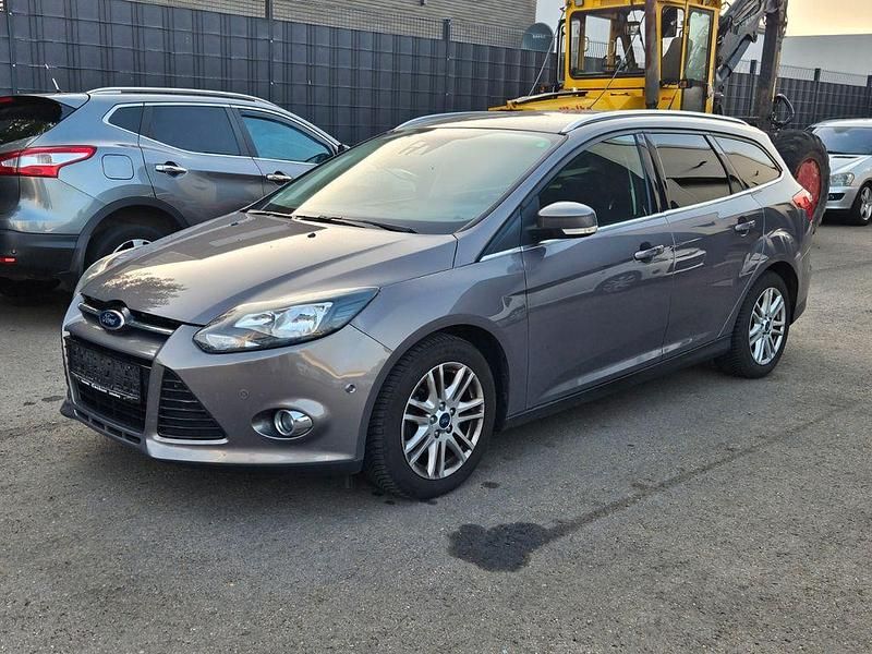 Braun Gebraucht 2014 Ford Focus Titanium Limousine | 3.350 € (Guter Preis) - Bild 1/4