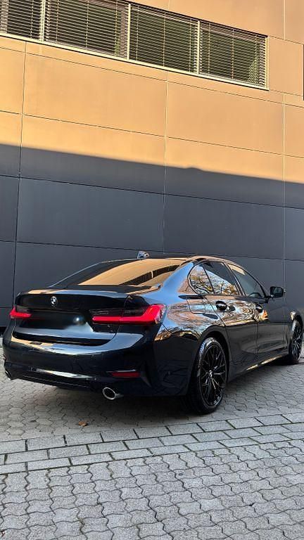Schwarz Gebraucht 2021 BMW 330 Sport Line Limousine | 34.999 € (Teuer) - Bild 1/4