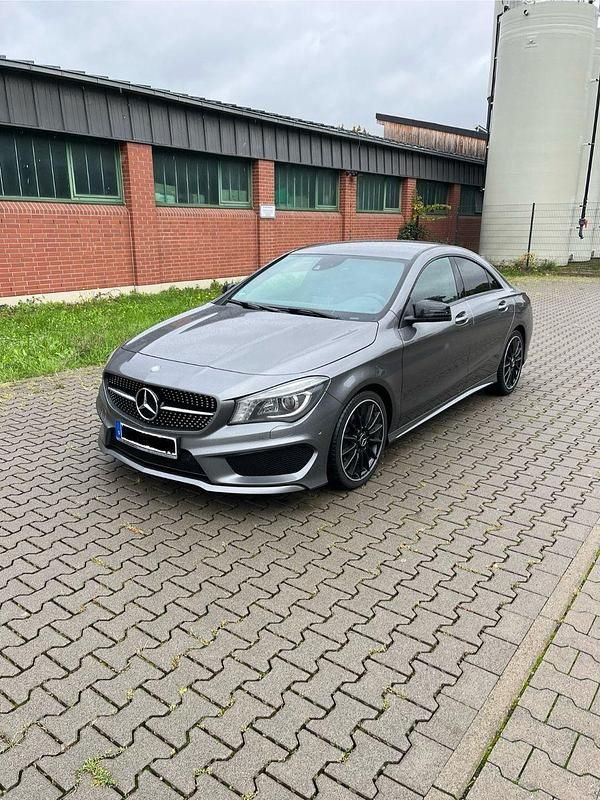 Grau Gebraucht 2013 Mercedes CLA200 AMG line Coupé | 14.999 € (Fairer Preis) - Bild 1/4