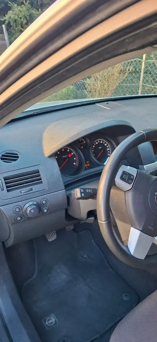 Usata Opel Astra 115 CV (84 kW) 2011 Argento Utilitaria
