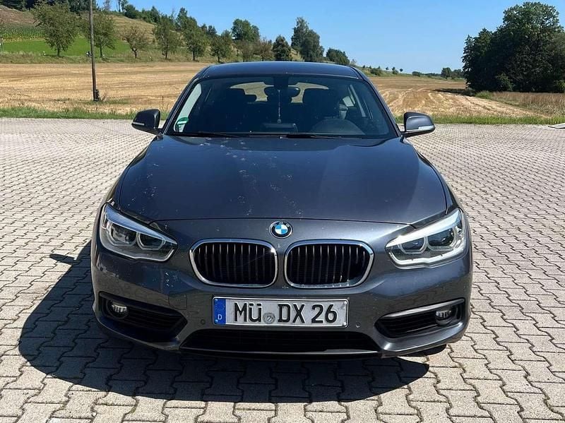 Grau Gebraucht 2019 BMW 118 Advantage Kleinwagen | 13.750 € (Superpreis) - Bild 1/4