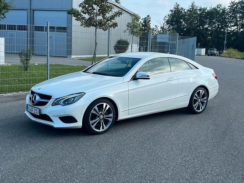 Weiß Gebraucht 2016 Mercedes E220 Sport Edition Coupé | 22.900 € - Bild 1/4