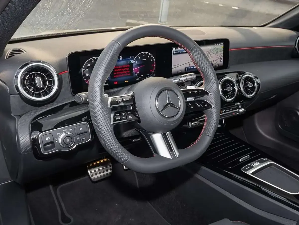 Gebraucht Mercedes A180 AMG line 136 PS (100 kW) 2024 Unilack nachtschwarz Limousine