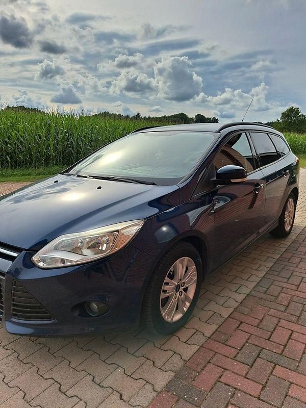 Blau Gebraucht 2011 Ford Focus Titanium Kombi | 2.400 € (Guter Preis) - Bild 1/4