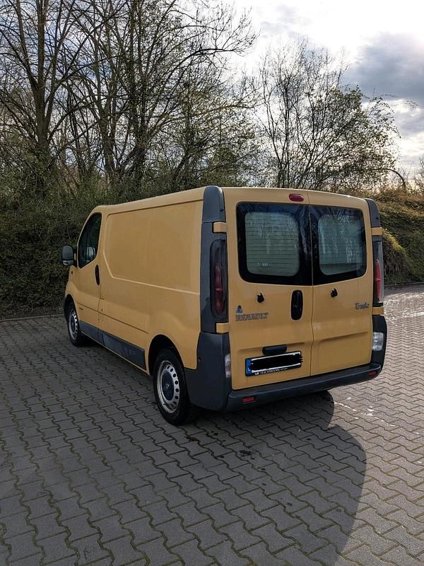Second-hand Renault Trafic 81 CP (59 kW) 2004 Galben Monovolum