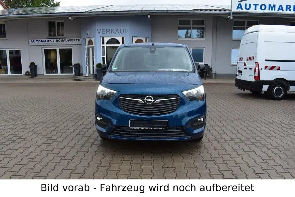 Second-hand Opel Combo Life Elegance 131 CP (96 kW) 2022 Albastru Monovolum