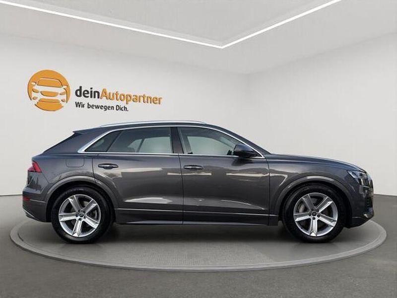 Gebraucht Audi Q8 Ambiente 381 PS (280 kW) 2022 Samuraigrau SUV