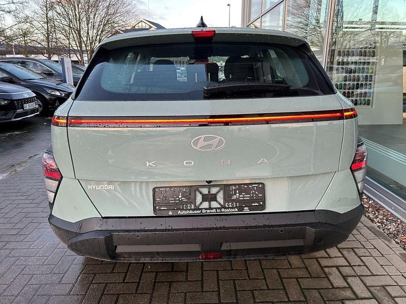 Neu Hyundai Kona Select 150 PS (110 kW) 2026 Gruen SUV