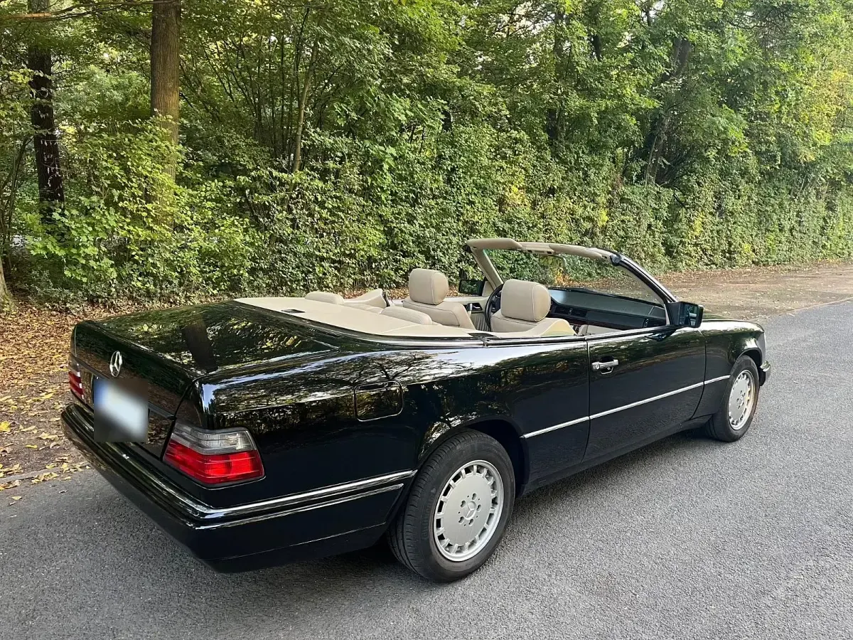 Gebraucht Mercedes E220 149 PS (109 kW) 1995 Schwarz Cabrio