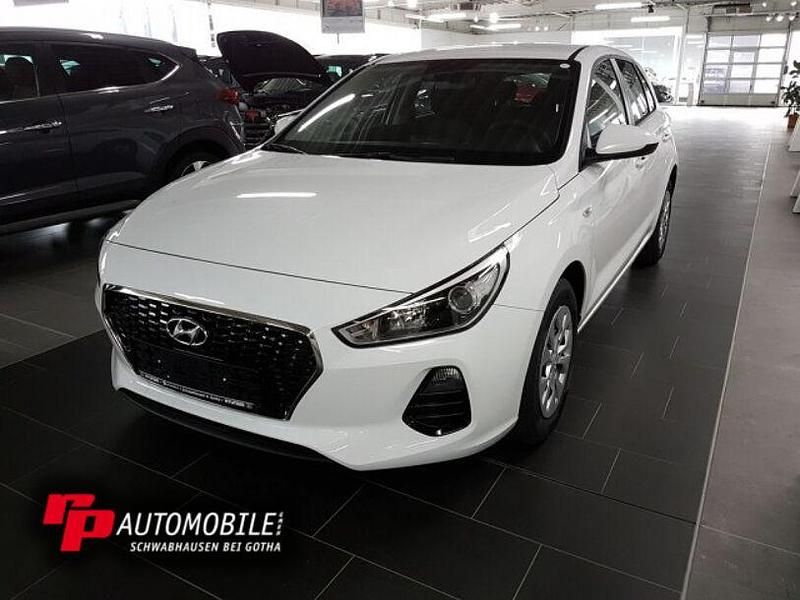 Weiß Gebraucht 2018 Hyundai i30 Pure Limousine | 11.990 € (Fairer Preis) - Bild 1/4