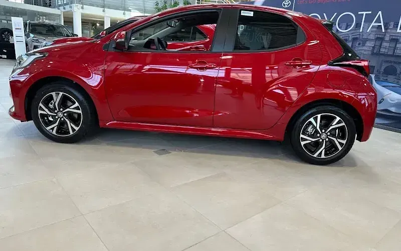 Neu Toyota Yaris Hybrid 116 PS (85 kW) 2026 Rot Limousine