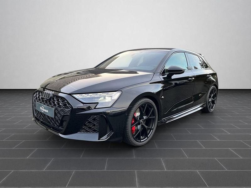 Mythosschwarz metallic (metallic) Gebraucht 2026 Audi RS3 Sportback Advanced Kleinwagen | 65.160 € (Superpreis) - Bild 1/4