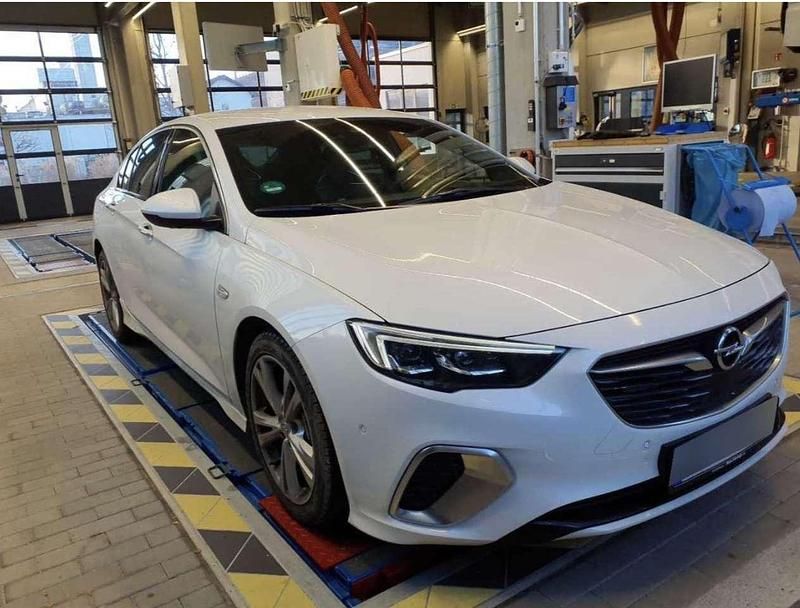 Weiß Gebraucht 2018 Opel Insignia Kleinwagen | 20.200 € (Fairer Preis) - Bild 1/4