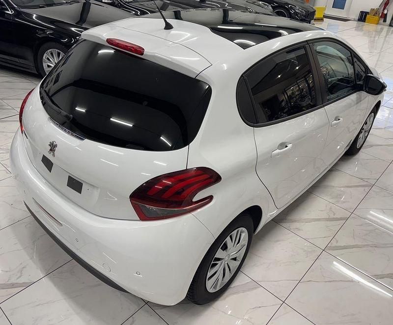 Gebraucht Peugeot 208 Style 83 PS (61 kW) 2018 Weiß Kleinwagen