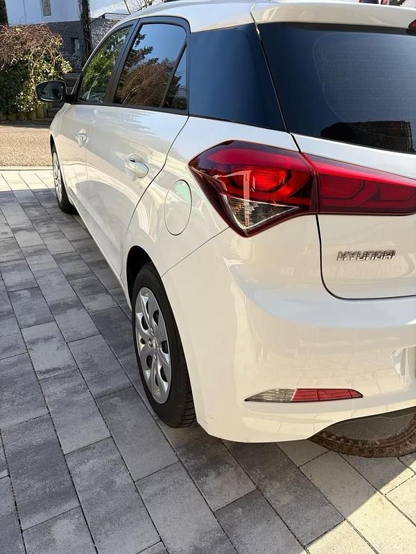 Gebraucht Hyundai i20 75 PS (55 kW) 2016 Weiß Kleinwagen