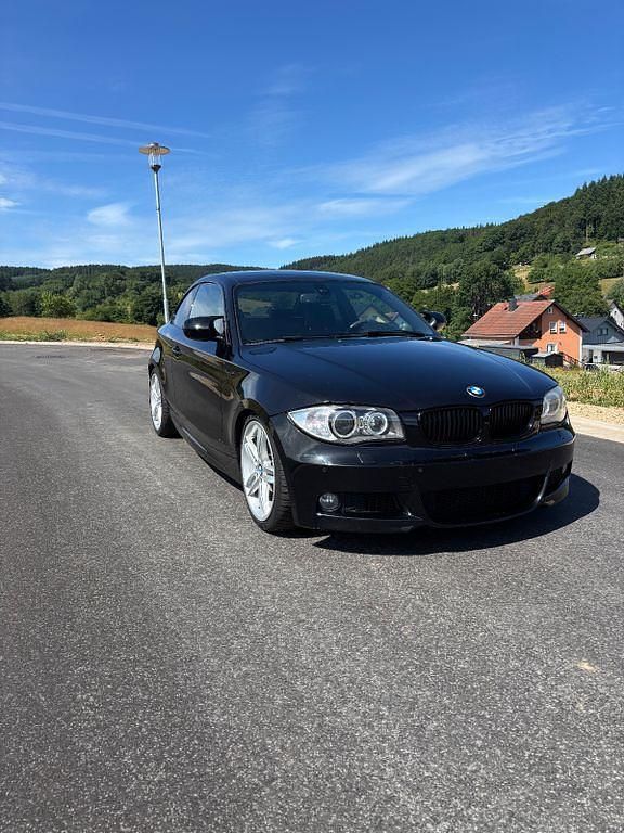 Schwarz Gebraucht 2011 BMW 120 M Sport Kleinwagen | 7.300 € (Fairer Preis) - Bild 1/4