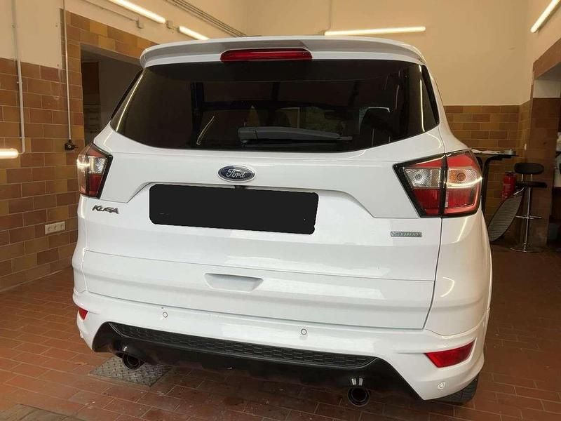 Gebraucht Ford Kuga ST-Line 150 PS (110 kW) 2018 Frostweiß SUV