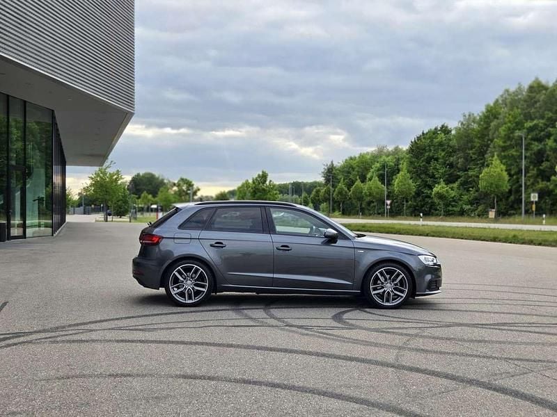Grau Gebraucht 2019 Audi A3 S-Line Kombi | 20.900 € (Fairer Preis) - Bild 1/4