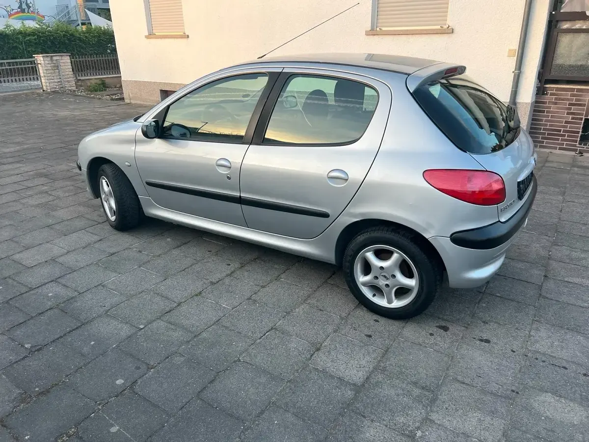 Gebraucht Peugeot 206 75 PS (55 kW) 2003 Silber Kleinwagen
