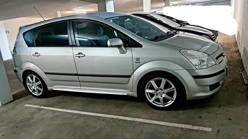 Silber Gebraucht 2004 Toyota Corolla Verso Van / Kleinbus | 6.950 € (Etwas zu teuer) - Bild 1/4