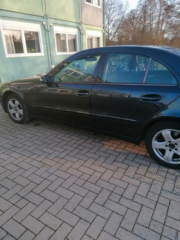 Blau Gebraucht 2004 Mercedes E220 Classic Limousine | 2.500 € (Guter Preis) - Bild 1/4