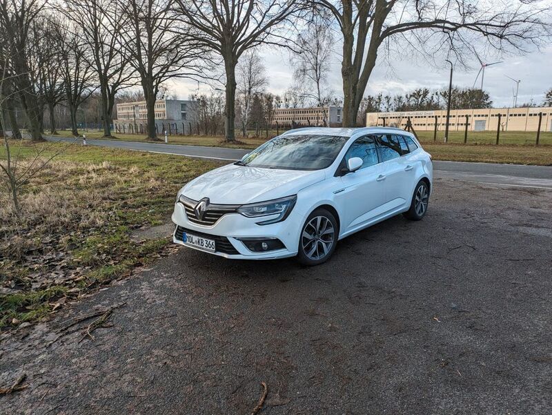 Weiß Gebraucht 2017 Renault Mégane IV Bose Edition Limousine | 8.700 € (Guter Preis) - Bild 1/4