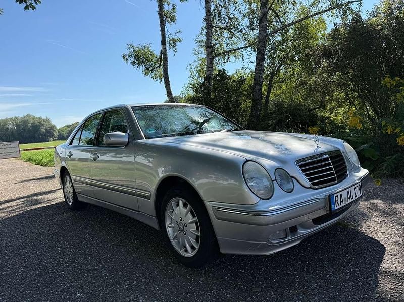 Silber Gebraucht 1999 Mercedes E240 Elegance Limousine | 6.500 € (Teuer) - Bild 1/4