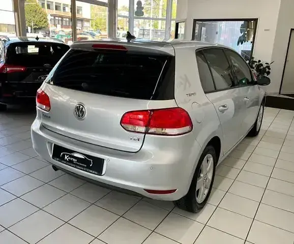 Gebraucht VW Golf VI Team 105 PS (77 kW) 2010 Silber Kleinwagen