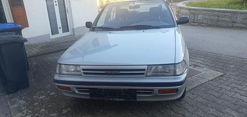 Grau Gebraucht 1989 Toyota Carina Limousine | 1.450 € - Bild 1/4