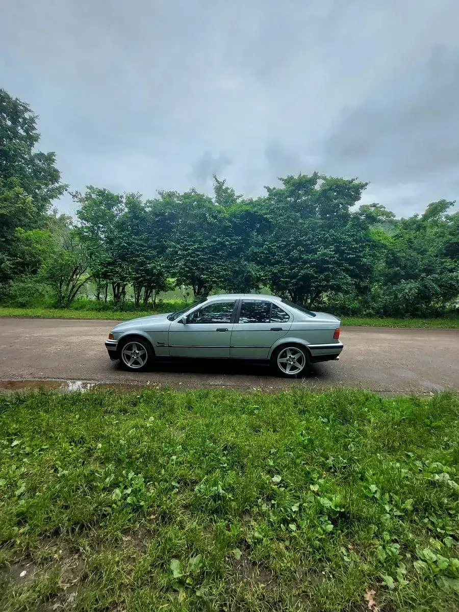 Second-hand BMW 320 150 CP (110 kW) 1994 Argintiu Berlinǎ