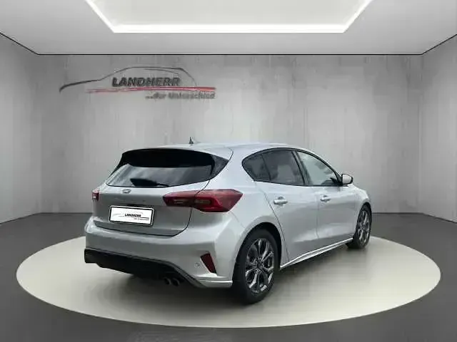 Używany Ford Focus ST-Line 116 KM (85 kW) 2025 Srebrny Sedan/Limuzyna