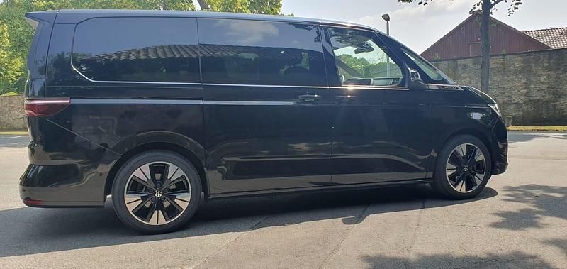 Second-hand VW Multivan 150 CP (110 kW) 2025 Negru Monovolum