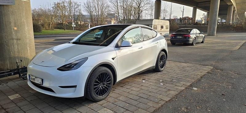 Weiß Gebraucht 2022 Tesla Model Y SUV | 31.900 € (Guter Preis) - Bild 1/4