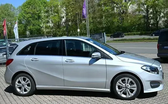 Gebraucht Mercedes B180 Urban 122 PS (89 kW) 2018 Silber Kleinwagen