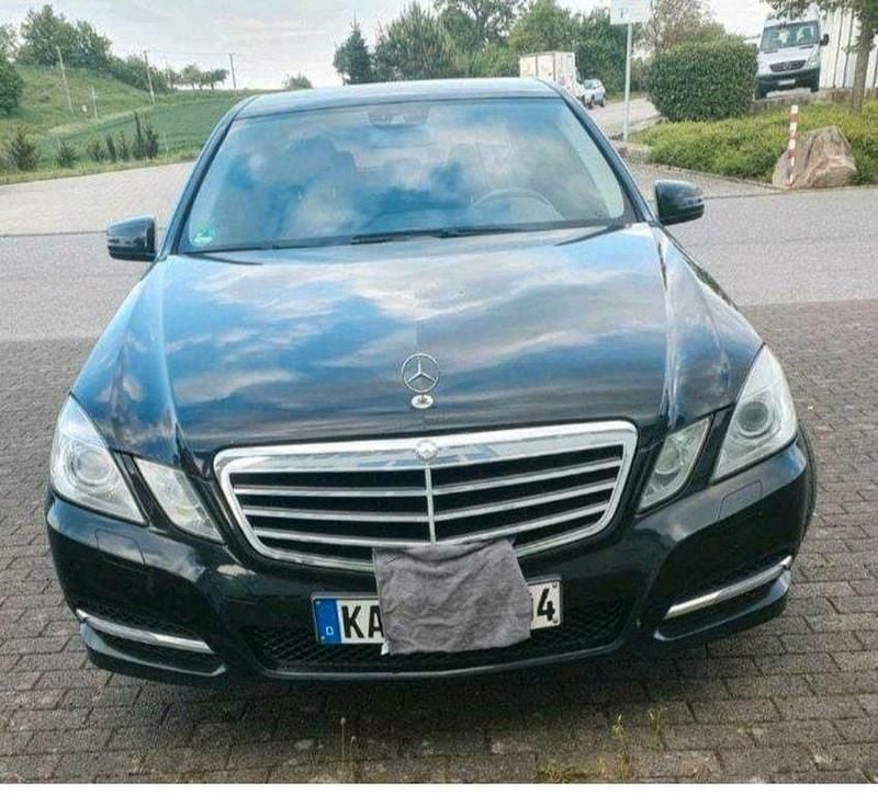 Schwarz Gebraucht 2011 Mercedes E250 Avantgarde Limousine | 10.500 € (Guter Preis) - Bild 1/4