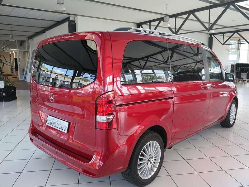 Gebraucht Mercedes V220 163 PS (119 kW) 2025 Hyazinthrot Van / Kleinbus