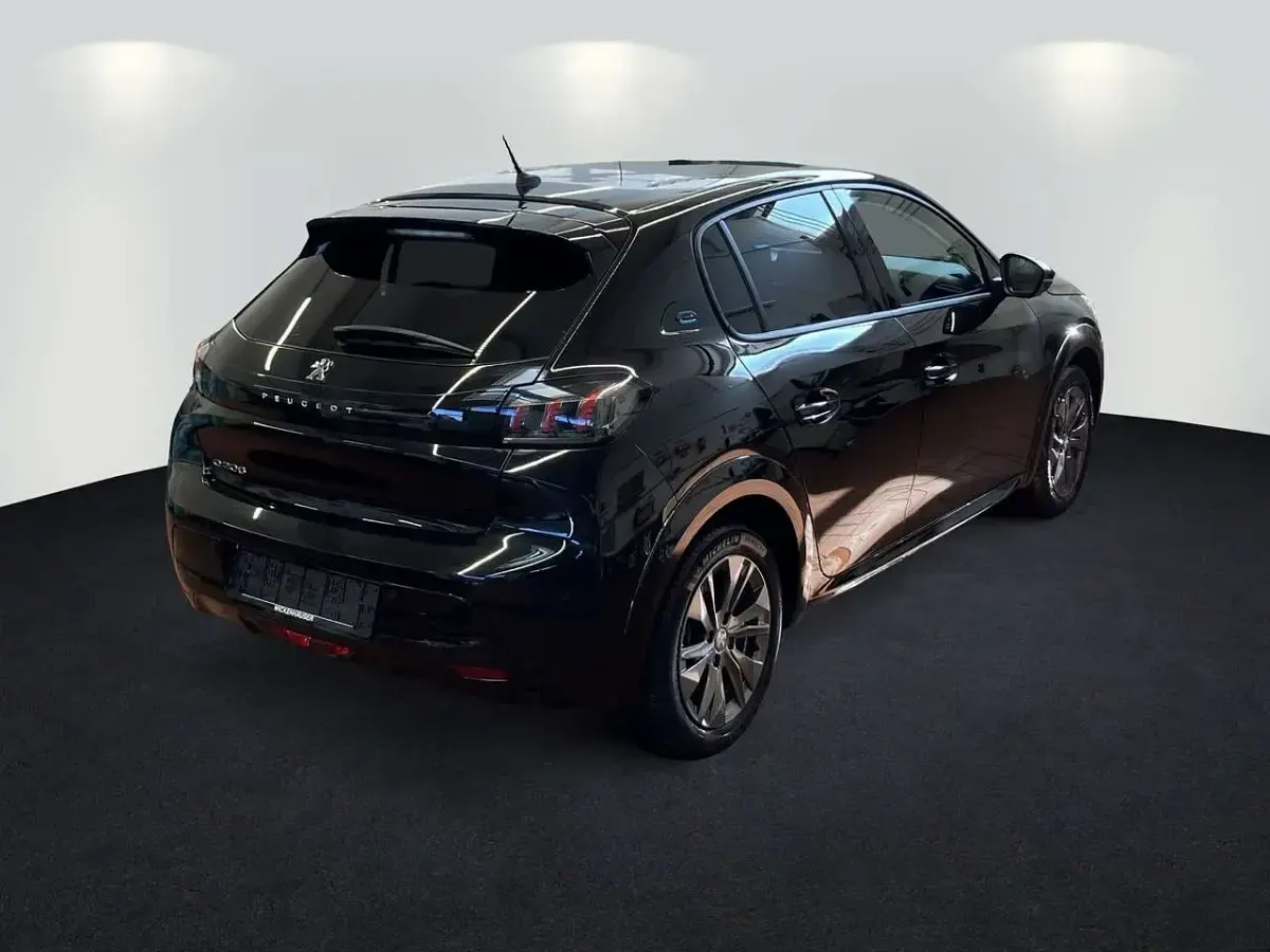 Gebraucht Peugeot e-208 Allure 100 kW (136 PS) 2021 Schwarz Kleinwagen