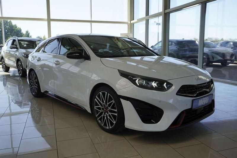 Deluxeweiss met. (metallic) Gebraucht 2022 Kia ProCeed 2 Kleinwagen | 25.810 € (Fairer Preis) - Bild 1/4