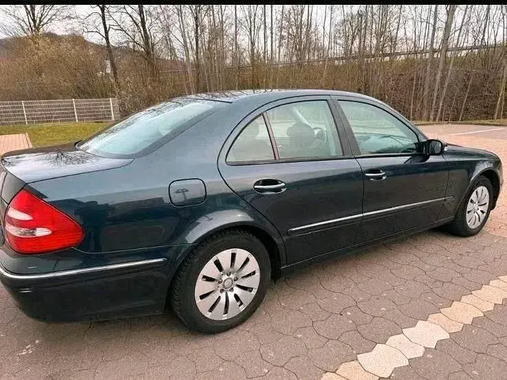 Używany Mercedes E320 224 KM (164 kW) 2004 Czarny Sedan/Limuzyna