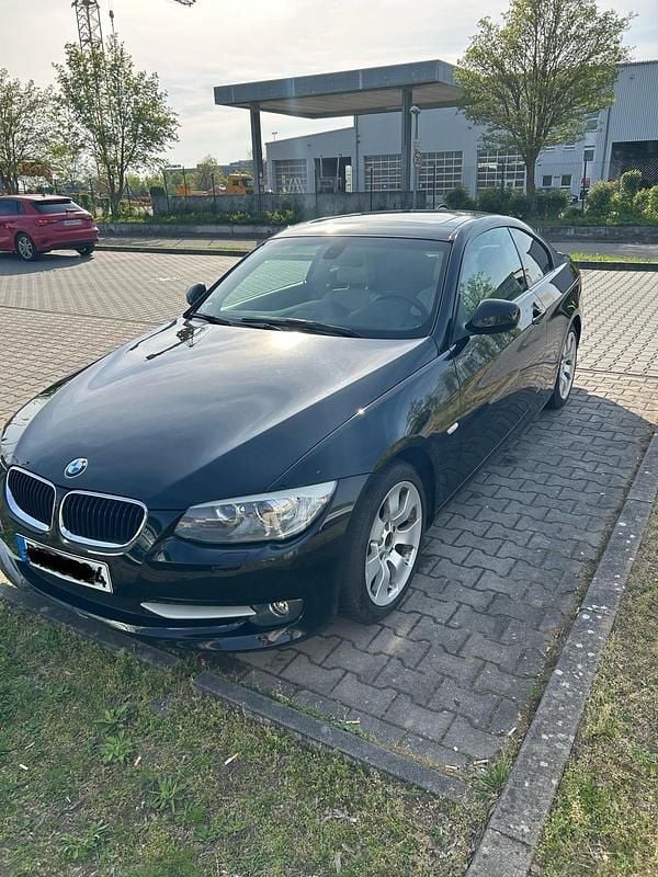 Schwarz Gebraucht 2011 BMW 320 Coupé | 8.300 € (Fairer Preis) - Bild 1/4