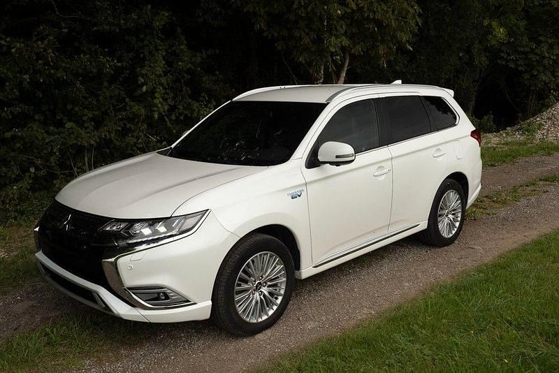 Weiß Gebraucht 2018 Mitsubishi Outlander P-HEV Plus SUV | 18.500 € (Guter Preis) - Bild 1/4