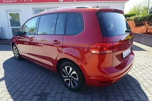 Gebraucht VW Touran Active 150 PS (110 kW) 2023 Rot Van / Kleinbus